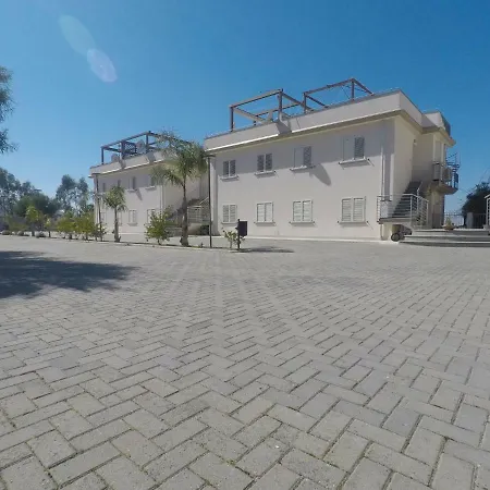 Roseto Beach Club 公寓 *